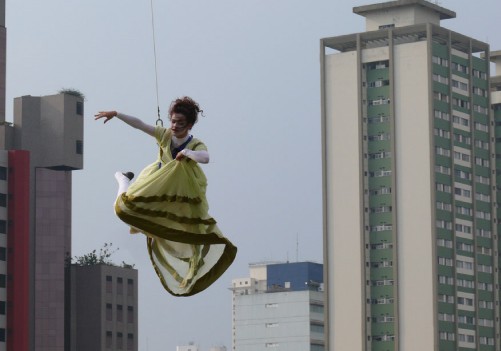 Artista da Cia. Base (Crédito: Reprodução do site oficial da companhia - Edição: CCOM Funarte)