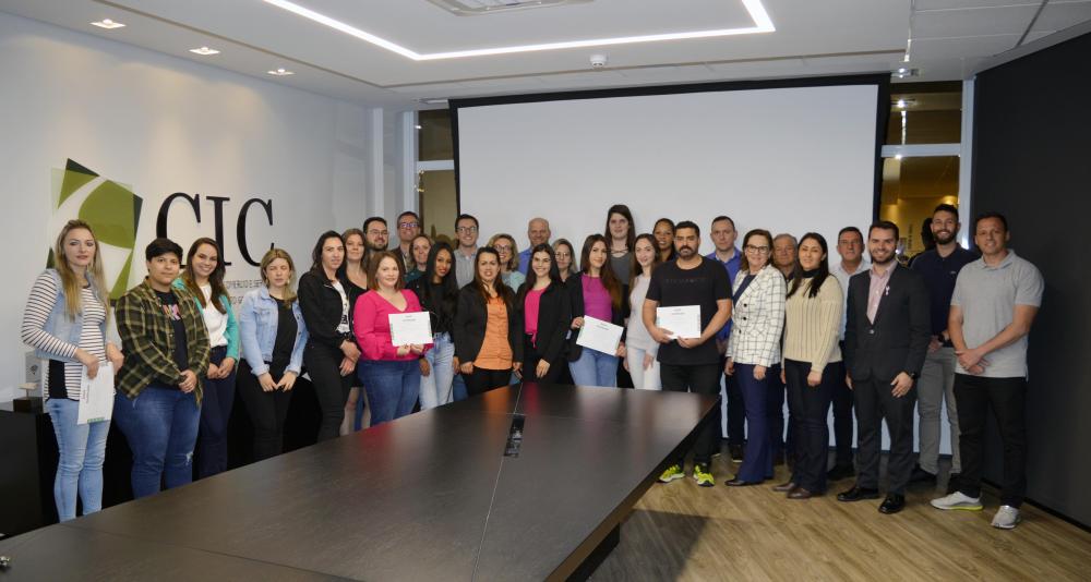 Os diplomas foram entregues para 17 alunos que concluíram o curso de Planejamento, Programação e Controle de Produção (PPCP)