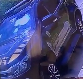 Estilhaços dos disparos contra o parabrisa da viatura da PF teriam ferido um policial - Foto; Reprodução