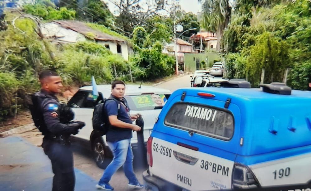 Policiais seguem em frente à casa do ex-deputado Roberto Jefferson - Foto: Reprodução