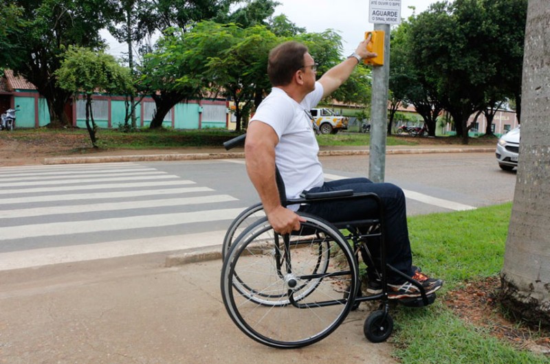 Cadeirante em Marabá (PA): rebaixamento estreito da calçada prejudica pessoas com deficiência, avalia Ivete da Silveira - Prefeitura de Marabá