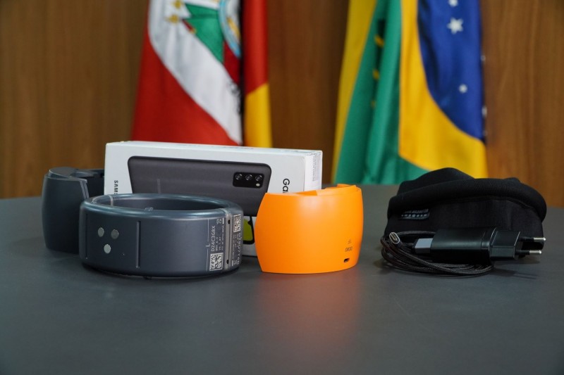 Sensores internos enviam sinais de alarme para a central de monitoramento se houver tentativa de rompimento do aparelho - Crédito: Júlio Souza / Ascom SSP