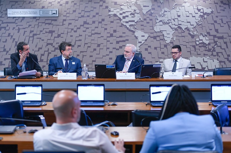 Jean Paul Prates (ao centro) ouve alerta de Moretti (à esquerda) sobre a utilização de fundos públicos para o pagamento da dívida pública. - Edilson Rodrigues/Agência Senado