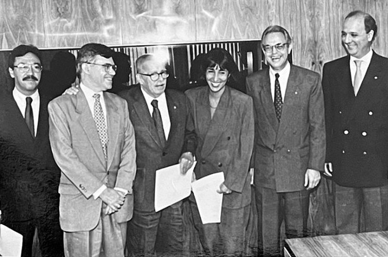 Darcy Ribeiro no Senado, ao lado de sua então chefe de gabinete, Theresa Teixeira - Divulgação/Arquivo Pessoal