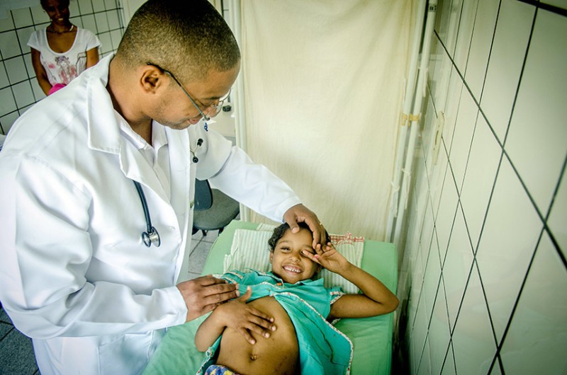 Médico em atendimento à criança pelo Sistema Único de Saúde (SUS) - Ana Volpe/Opas