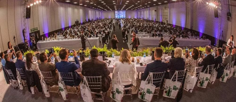 Os convidados degustarão juntos as 16 amostras, assistindo a transmissão da Avaliação, podendo trocar ideias e opiniões em torno de cada vinho. Crédito: Divulgação