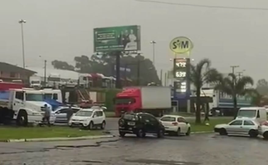 Nem a chuva afeta a manifestação de bolsonaristas na BR 470 em Garibaldi - Foto: Divulgação