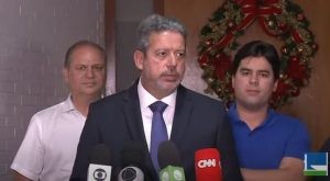 Lira (C) concede a entrevista ao lado de Barros (E) e Fufuca (D) - (Foto: Reprodução/YouTube)