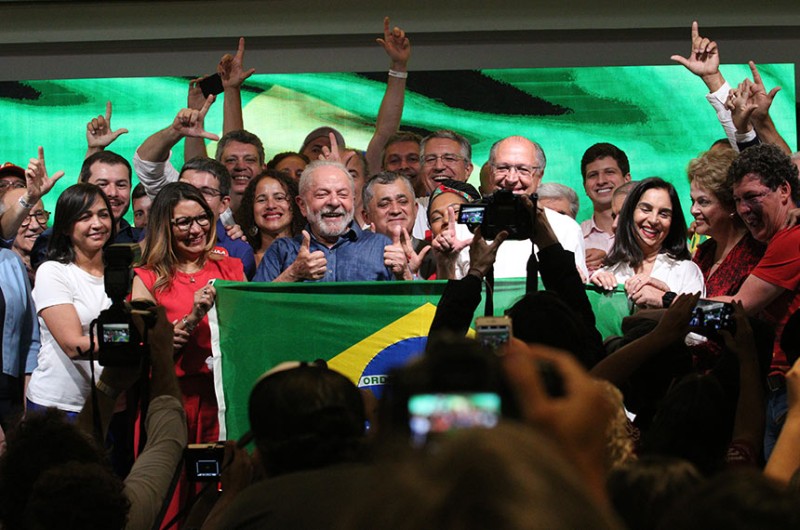 Lula cercado de apoiadores no discurso pela vitória neste domingo (30) - Rovena Rosa/Agência Brasil