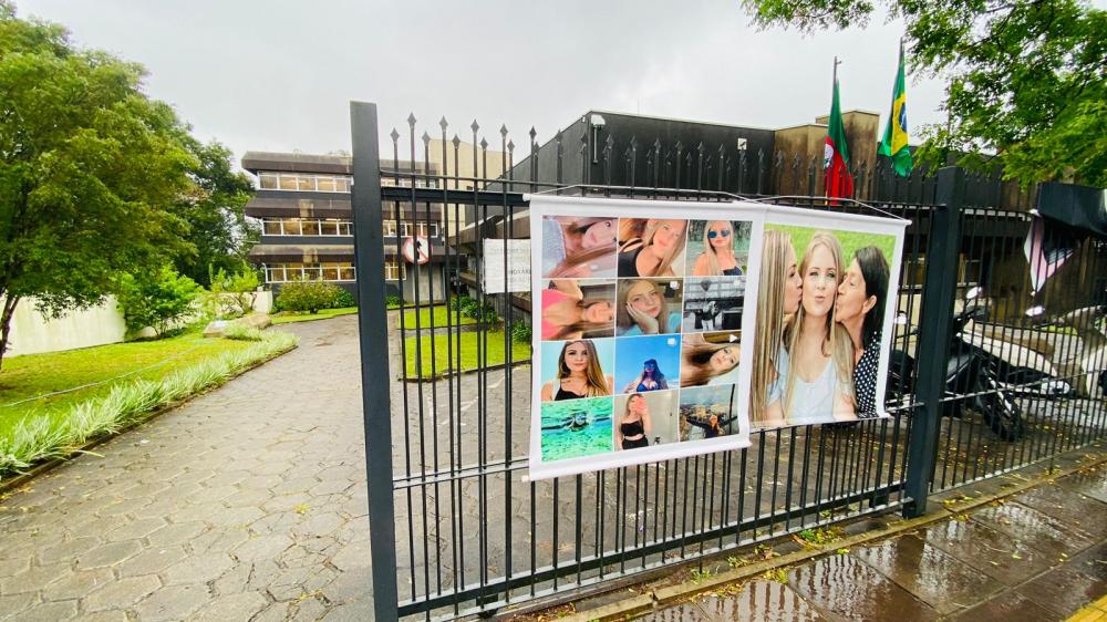 Familiares de Joana Deon fizeram homenagens à jovem com cartazes na entrada do Fórum de Bento Gonçalves - Foto: NB Notícias