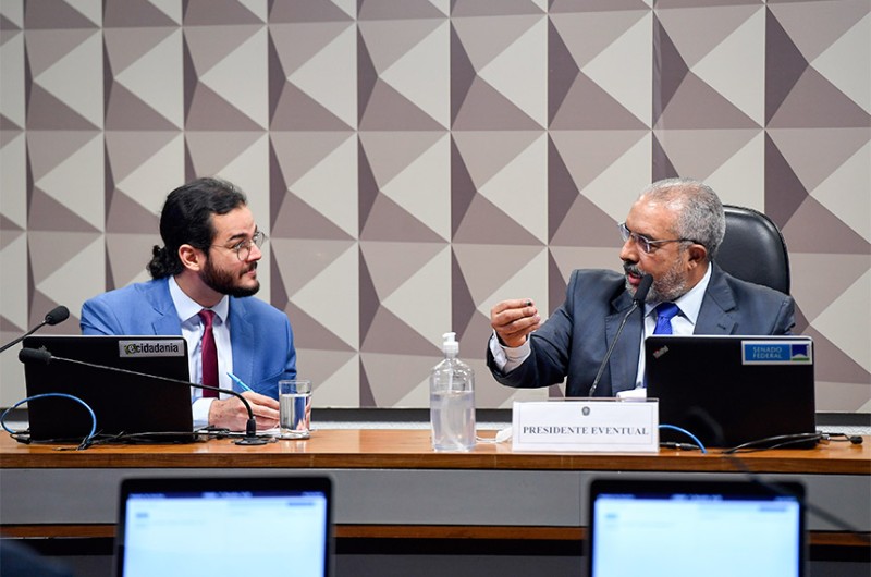 O presidente da comissão mista sobre refugiados, deputado Túlio Gadelha, e o vice, senador Paulo Paim - Jefferson Rudy/Agência Senado