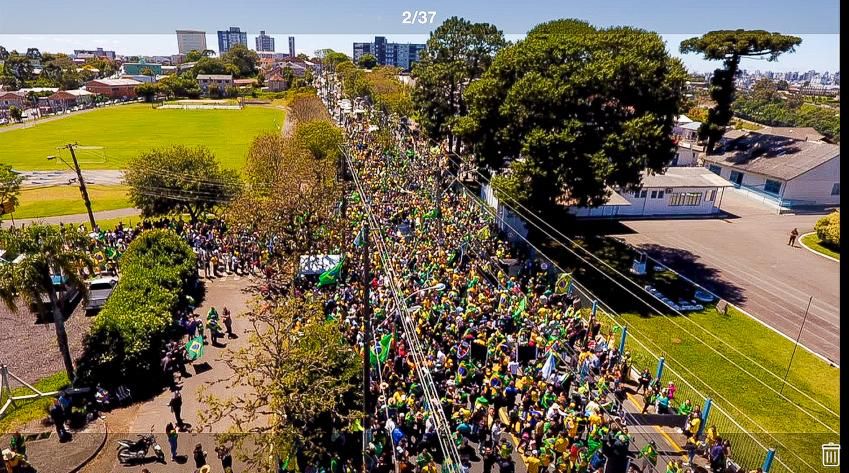 Milhares de pessoas vestiram verde e amarelo e foram pra frente do quartel - Foto: Divulgação
