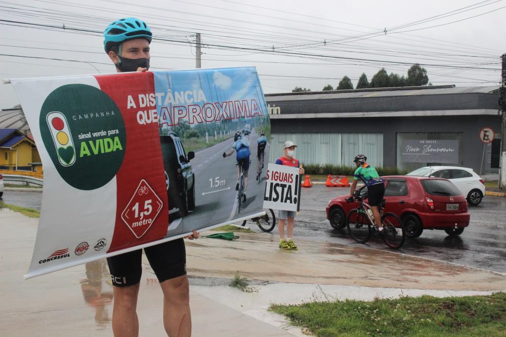 Em 2021, ciclistas da região realizaram uma grande manifestação na entrada de Bento Gonçalves em prol do respeito e segurança no trânsito / Foto: Kévin Sganzerla