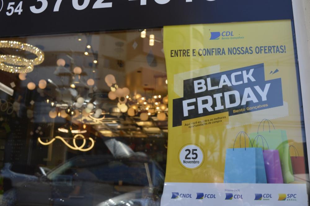 Materiais temáticos da campanha chamam a atenção do consumidor para as ofertas. Crédito: Exata Comunicação /Silvestre Santos