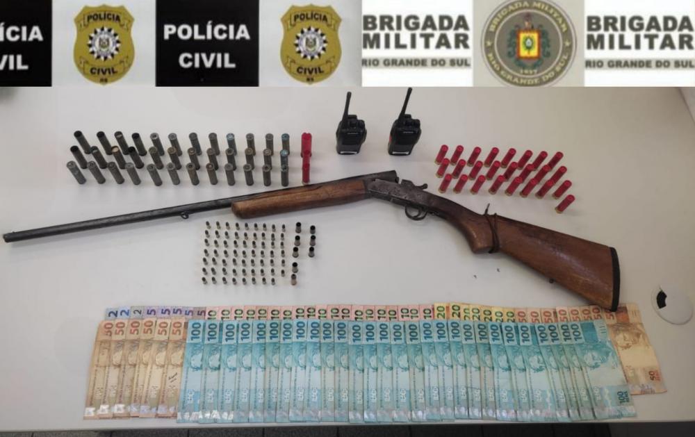 Além de um preso, foi apreendido uma arma, munições e objetos que possam ter vínculo ao fato. Crédito: 3° BPAT 