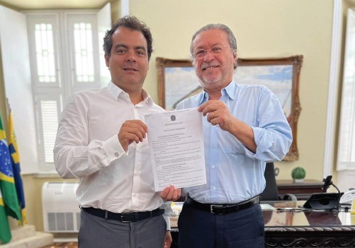 Presidente da Funarte Tamoio Marcondes e o reitor da Universidade Federal do Ceará José Cândido Lustosa firmam parceria - (Foto: divulgação)
