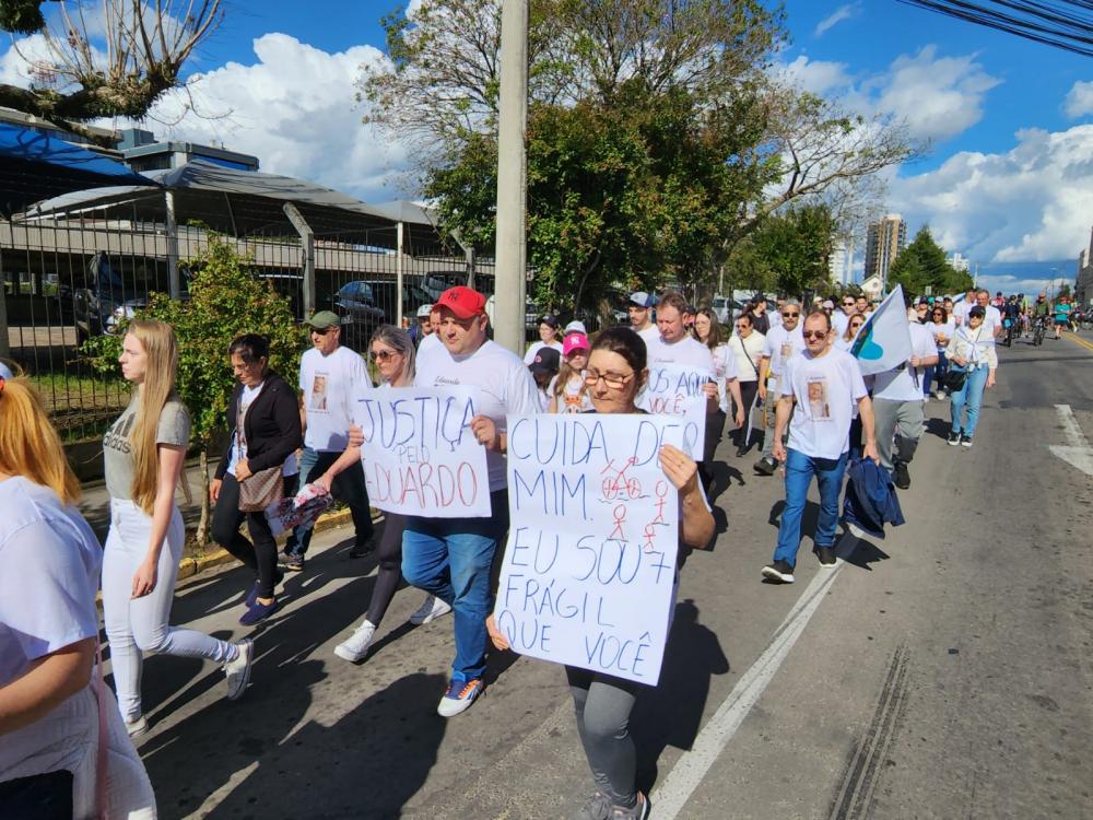 Familiares e amigos pedem justiça para a morte de Eduardo Henrique Greggio