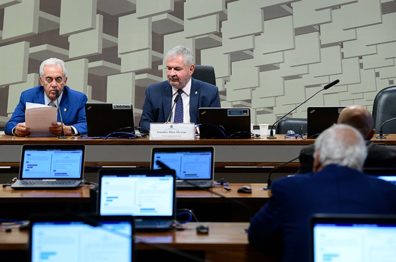O presidente da comissão, Otto Alencar, e o relator das emendas ao Orçamento, Angelo Coronel, na reunião - Pedro França/Agência Senado