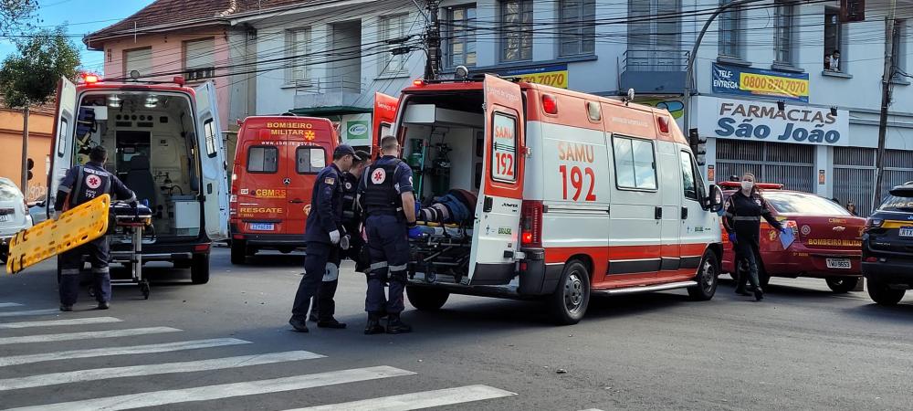 A vítima, um homem de 58 anos, sofreu lesões na perna e foi encaminhado ao Hospital Tacchini junto à sua esposa, que também estava na moto, mas não se feriu. Crédito: Rádio Difusora