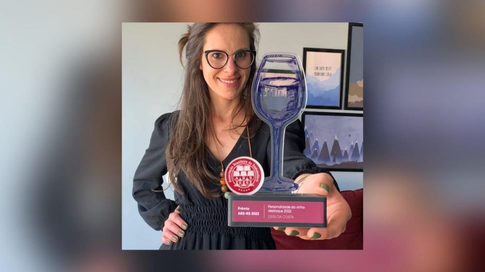 Deisi da Costa já acumula prêmios em sua estante, sendo o mais recente o “Personalidade do Vinho 2022” da ABS-RS, o qual foi a única mulher a concorrer na categoria e ganhou por voto popular. Crédito: Arquivo Pessoal