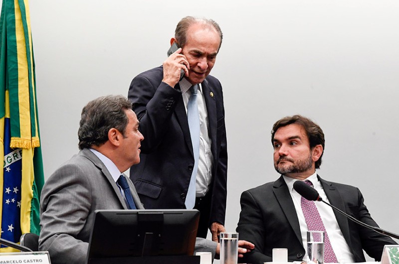 O relator-geral da LOA 2023 é o senador Marcelo Castro (ao telefone) - Roque de Sá/Agência Senado