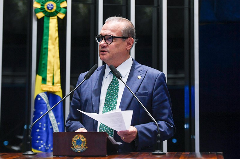 O senador registrou em Plenário as mortes do bispo emérito dom Gentil Delazari e do advogado Ailon do Carmo - Jefferson Rudy/Agência Senado