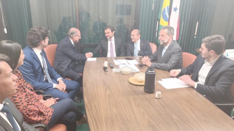 Alckmin e Sabino se cumprimentam em reunião nesta terça - (Foto: Assessoria / Comissão Mista de Orçamento )