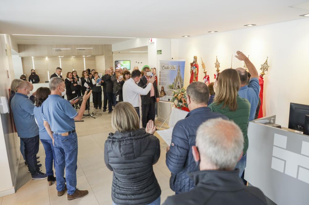 A imagem foi entregue pelos festeiros e pelo padre Miguel Mosena. Crédito: Divulgação 