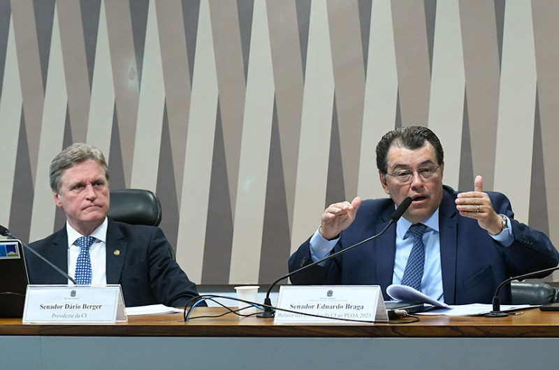 Dário Berger, presidente da Comissão de Infraestrutura, com o relator das emendas, Eduardo Braga - Geraldo Magela/Agência Senado