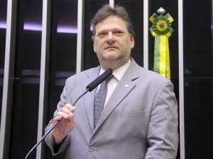 Comissão aprova proibição de venda sem receita de anticoncepcionais usados em cadelas e gatas