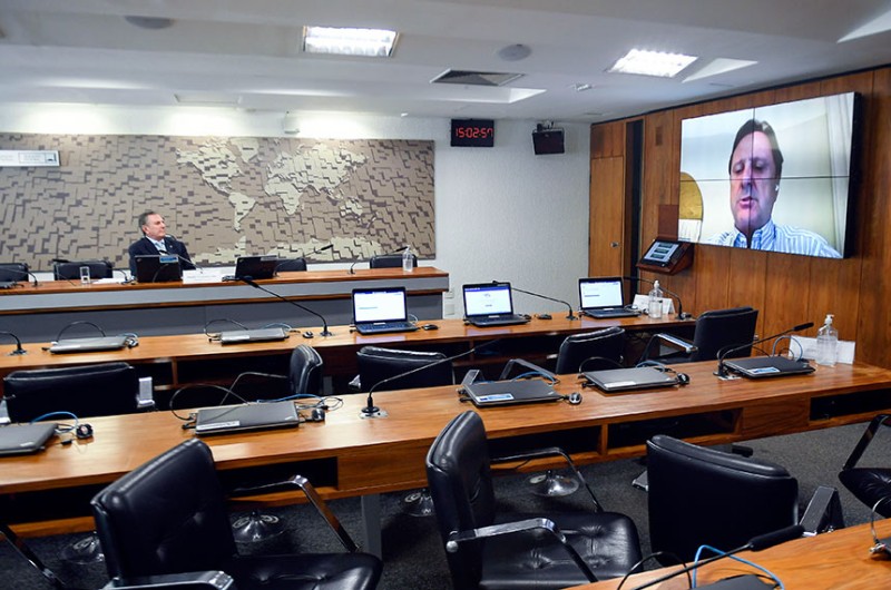 O senador Acir Gurgacz (telão) foi o relator das emendas - Jefferson Rudy/Agência Senado