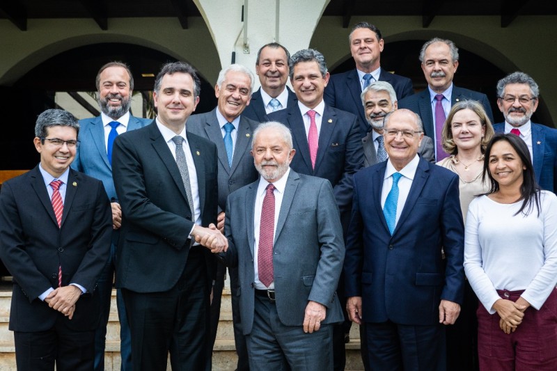 Entre senadores e Alckmin (2º à dir. na 1ª fila), Pacheco e Lula se cumprimentam após o encontro - Agência Senado