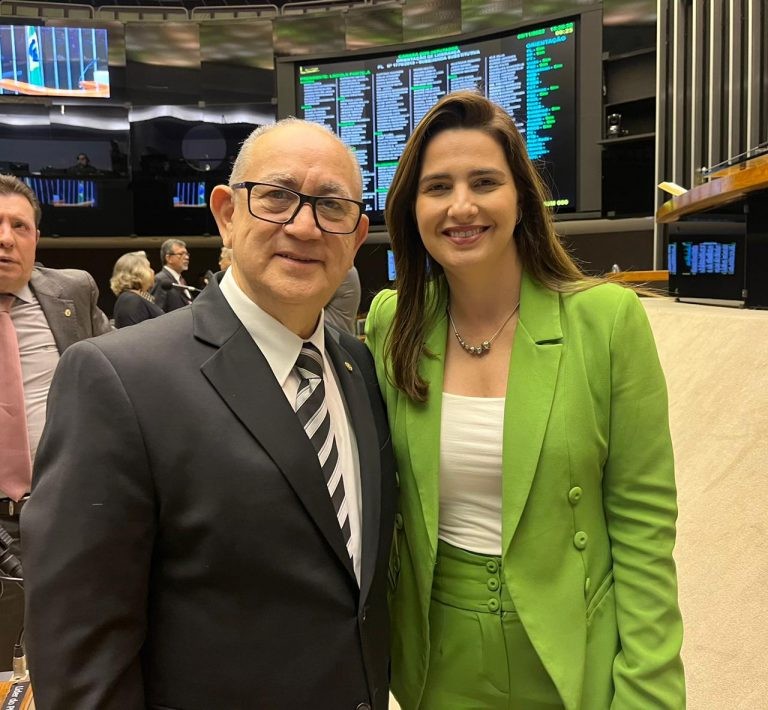 Os autores do projeto, Paulo Freire Costa e Clarissa Garotinho - (Foto: Divulgação/Câmara dos Deputados)