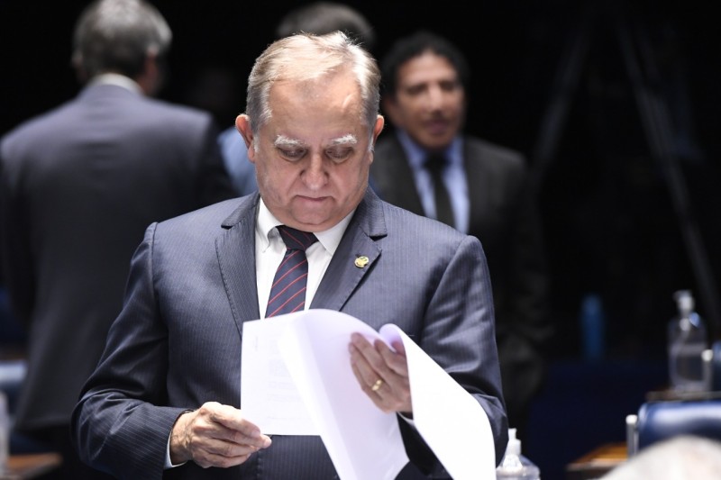 Izalci Lucas lê o relatório - Jefferson Rudy/Agência Senado