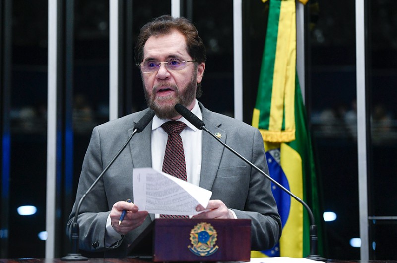 Plínio lê o relatório em que destaca a história e a bravura do homenageado - Jefferson Rudy/Agência Senado