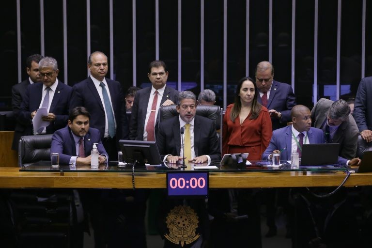 Lira decide anular aprovação do piso dos farmacêuticos pela Comissão de Seguridade