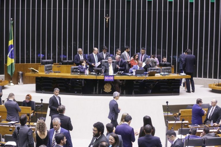 Deputados analisam propostas em Plenário - (Foto: J. Batista/ Câmara dos Deputados)