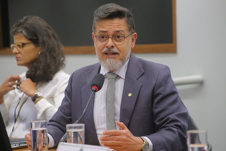 Barbosa: proposta garante educação a uma parcela vulnerável da população - (Foto: Paulo Sérgio/Câmara dos Deputados)