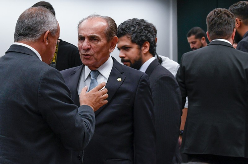 Relator do Orçamento, Marcelo Castro conversa com parlamentar na CMO - Roque de Sá/Agência Senado