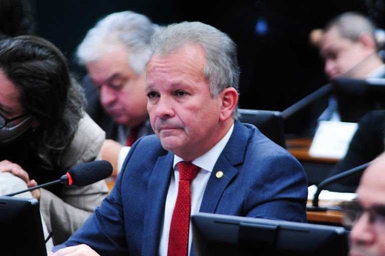 O autor da proposta, deputado André Figueiredo - (Foto: Billy Boss/Câmara dos Deputados)