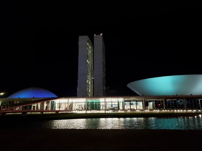 Cúpulas do Senado e da Câmara dos Deputados iluminadas de azul - (Foto: Pierre Triboli/Câmara dos Deputados)