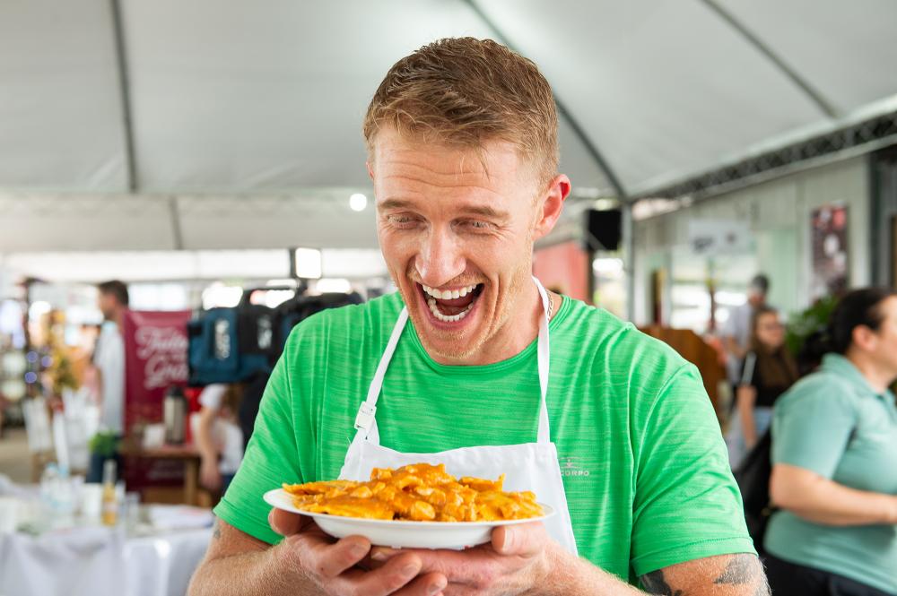 Neimar Zamboni, de 41 anos, comeu 95 tortéis e foi bicampeão da competição - Foto: Rodrigo Lermen/Fenamassa/Divulgação