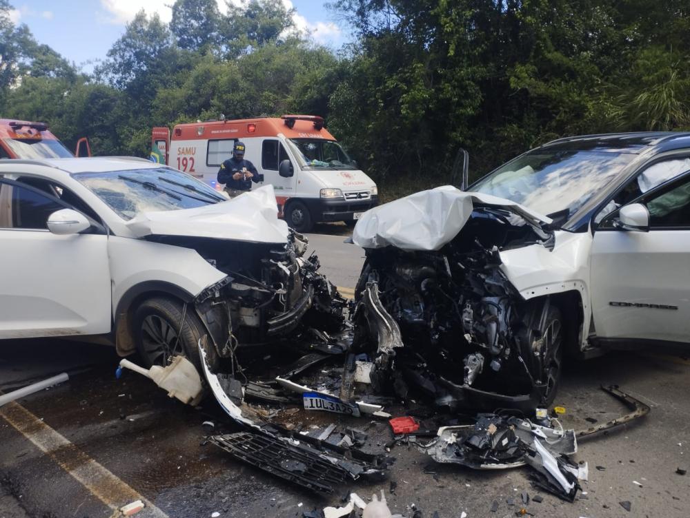 Veículos colidiram de frente na rodovia, resultando em quatro feridos - Foto: Corpo de Bombeiros/Divulgação