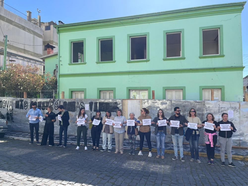Demolição do casarão começou por volta das 7h desta terça-feira, em pleno feriado - Foto: Divulgação