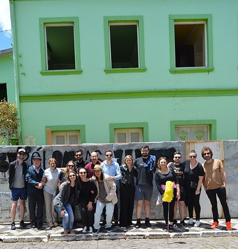 Moradores ficaram em frente ao imóvel desde às 7h desta terça-feira, 15, quando começou a demolição - Fotos: Divulgação