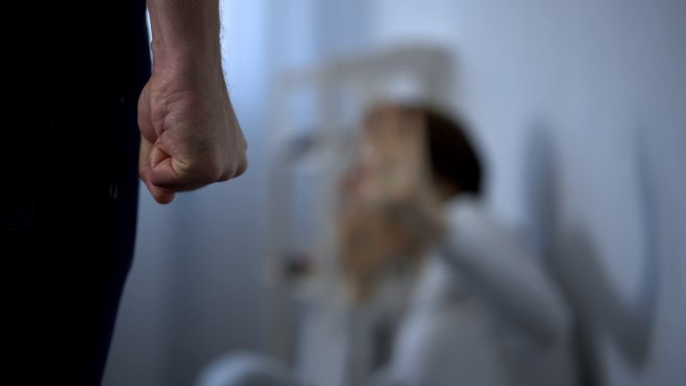 Uma em cada quatro mulheres diz ter sofrido algum tipo de violência no último ano no Brasil - (Foto: Depositphotos)