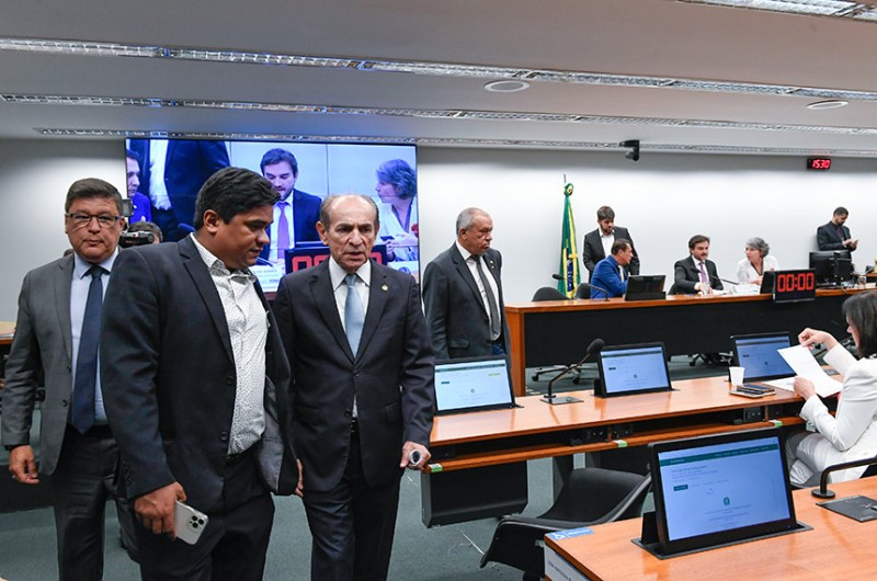 O relator-geral, Marcelo Castro (à dir.), com o presidente da CMO, deputado Celso Sabino (ao centro), e Carlos Viana - Roque de Sá/Agência Senado