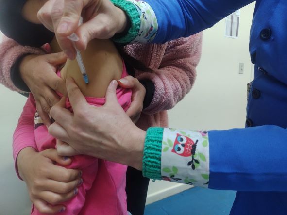 A vacinação pode ser realizada no Centro de Referência Materno Infantil, nas quartas-feiras, somente por agendamento, que já pode ser efetuado no 3055-8556. Crédito: Rodrigo de Marco
