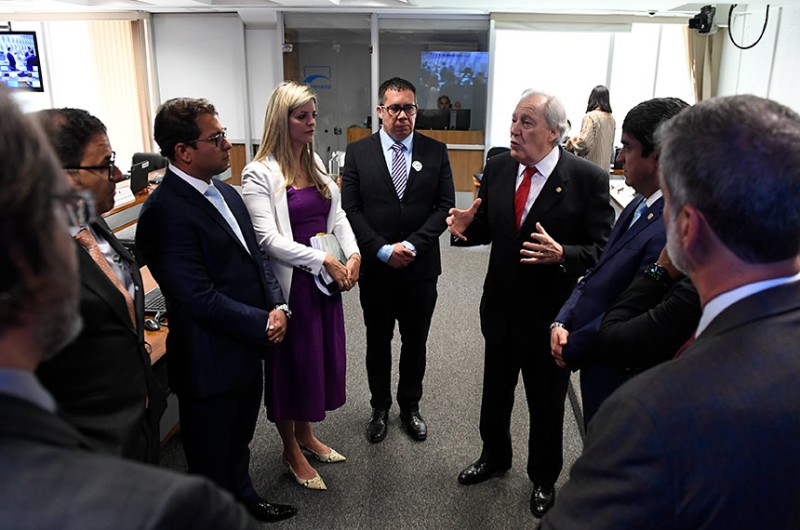 Lewandovski conversa informalmente com juristas antes de reunião para debater a revisão da lei do impeachment: o objetivo é um texto 'enxuto e denso'