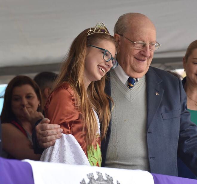 Julia conheceu o empresário quando ele mesmo a convidou para expor suas obras no Hotel Villa Michelon em 2017. Crédito: Divulgação